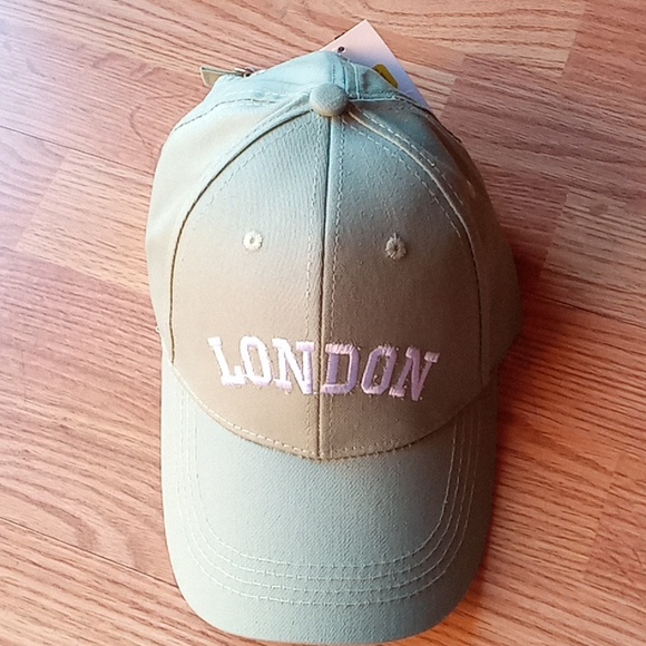 *NWT ladies baseball style hat, green, says London on its super nice, adjustable - Picture 1 of 6